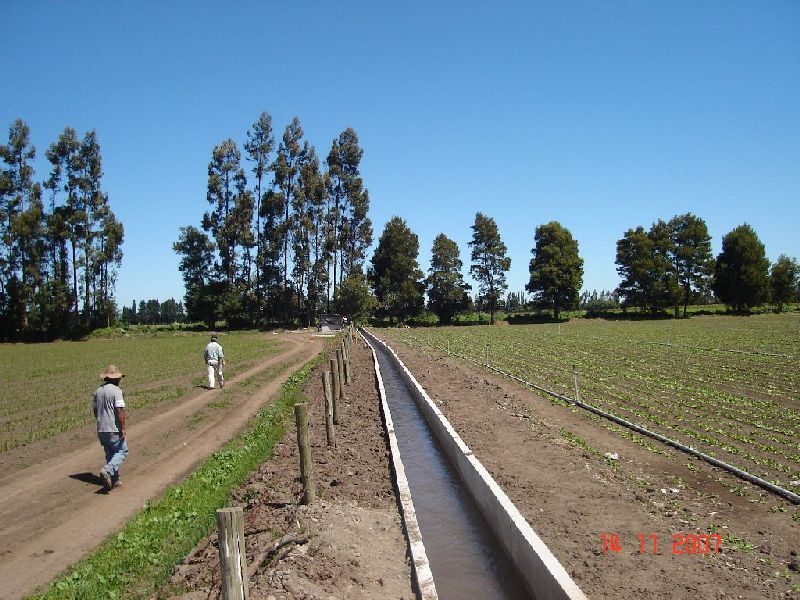 Canal entre campos de cultivo